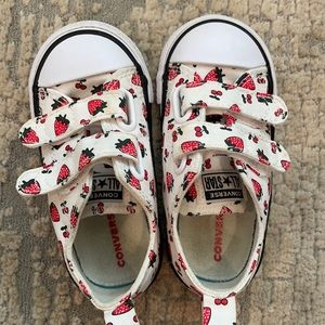 Toddler size 6 Converse Tennis Shoes